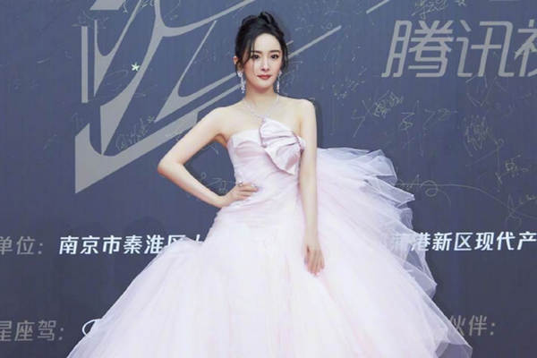缩略图 | 杨幂走红毯手遮豪乳，“礼服往下滑”引热议