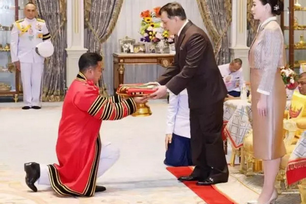 缩略图 | 泰王又获得博士学位，校长跪在地上奉上毕业证！