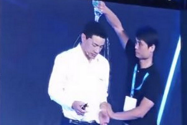缩略图 | 百度AI开发者大会被搅局，李彦宏现场被泼水！