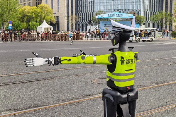 缩略图 | 北京首个交警机器人亮相街头，参与指挥半马！