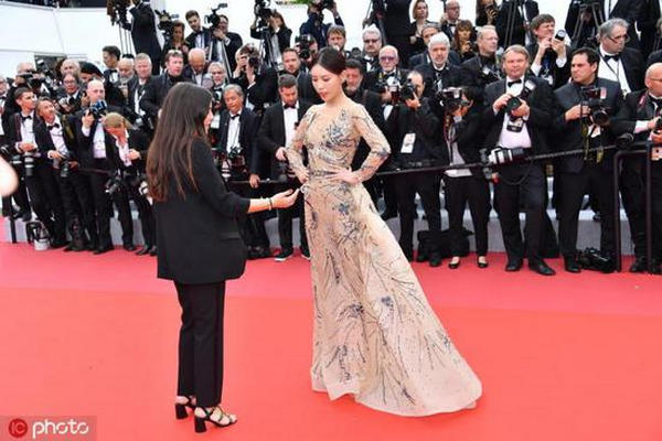 缩略图 | 中国女演员蹭戛纳红毯，遭保安驱赶假装听不懂