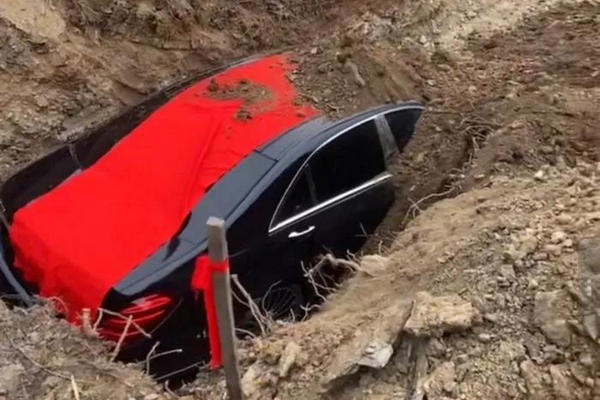缩略图 | 车牌号辽*8888*奔驰豪车被当陪葬品埋地下，官方通报！