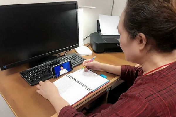 缩略图 | 61岁阿姨疫情期间上了160多门网课 网友：是我输了
