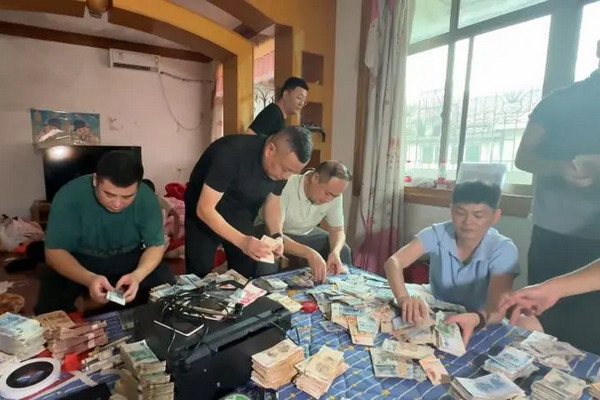 缩略图 | 夫妻俩家中合伙印制20多万假币，“每天印多少花多少”！