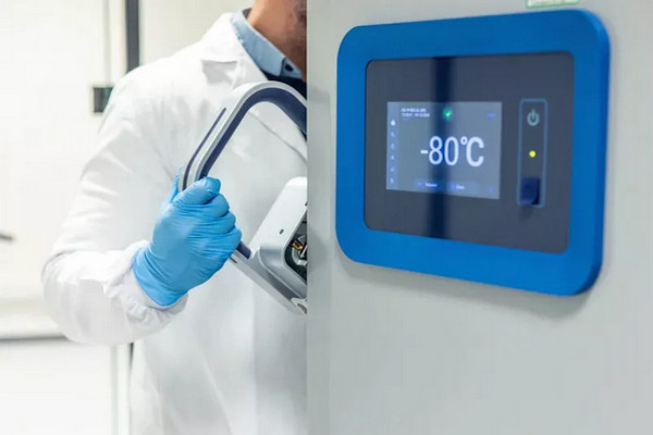 缩略图 | 中国男子冷冻亡妻引争议：泡于液氮中，开始交往新女友……