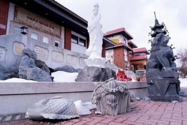 缩略图 | 加拿大蒙特利尔唐人街等多地座寺庙的雕像被砸坏涂鸦