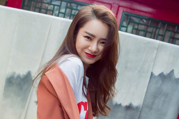 缩略图 | 戚薇发声力挺杨丽萍：我们女人早就不是生育工具了
