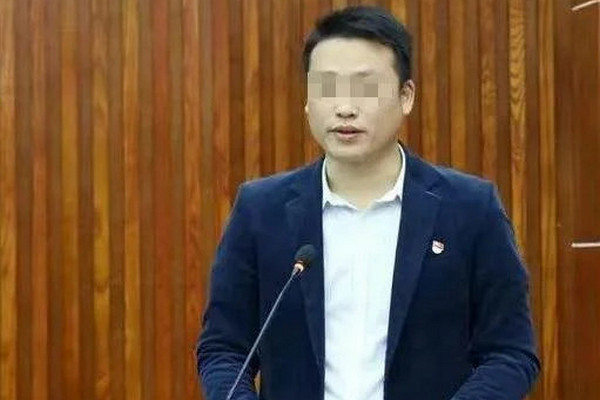 缩略图 | 与情人不雅聊天曝光，柳州一局长被免职
