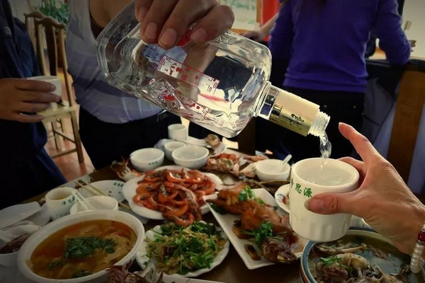 缩略图 | 中国式饭局，有多少人假装自己爽了！