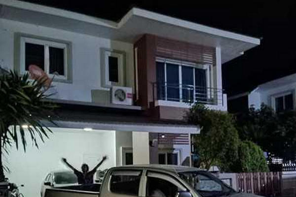 缩略图 | 泰国男子帮拾荒老伯运废品，见其住所秒崩溃！