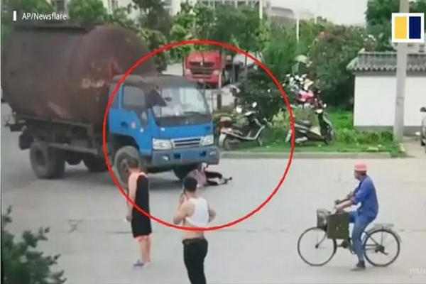 缩略图 | 中国大妈“史诗级碰瓷”：上外媒头条，美国字典多了个新词Peng Ci