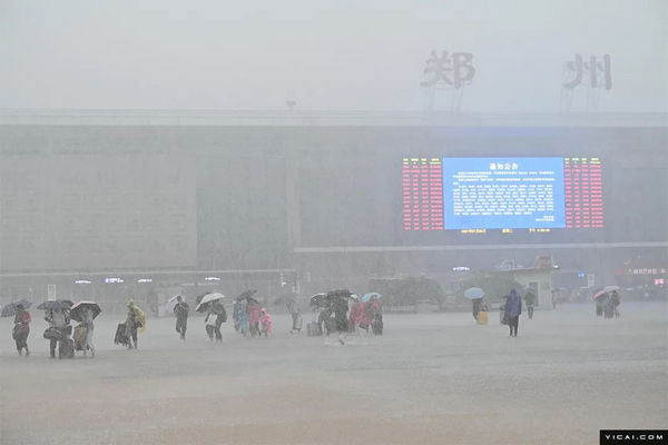 缩略图 | 直击郑州暴雨：地铁停运、车辆被淹，三天下了一年的雨量