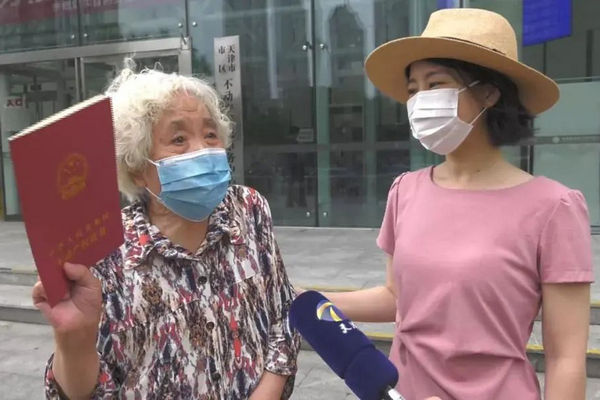 缩略图 | 那对结婚57年，连菜刀都要AA的夫妻，离婚了！