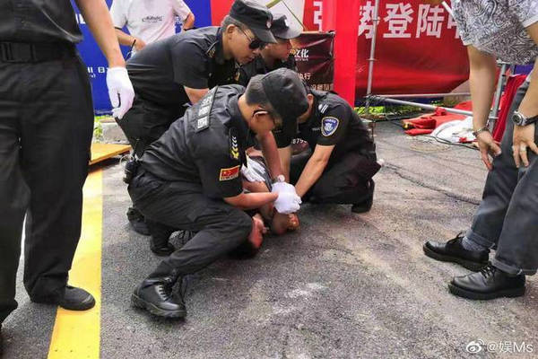 缩略图 | 【视频】任达华出席活动被人刺伤，网友爆料捅错人了，开发商辟谣没拖欠工款！