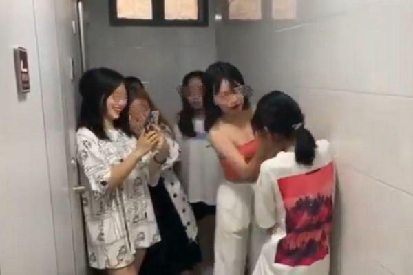 缩略图 | 留守少女在公共厕所，遭遇了令人心痛的屈辱！