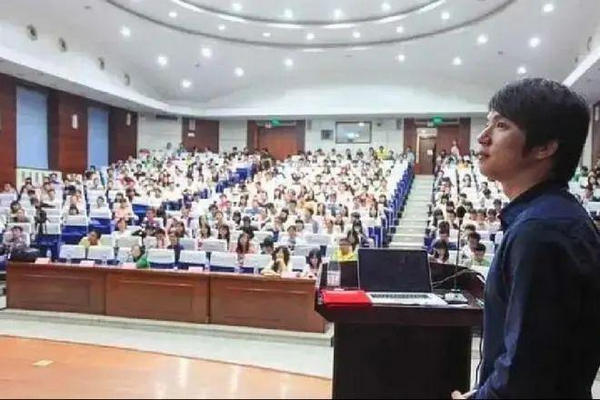 缩略图 | 卷款5.4亿！昔日的北大学霸，人设崩了