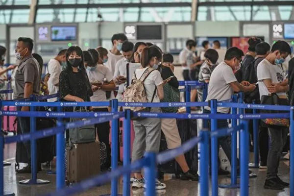 缩略图 | 留学生太难啦：机场排队5小时，队伍长千米，10万元机票再现！