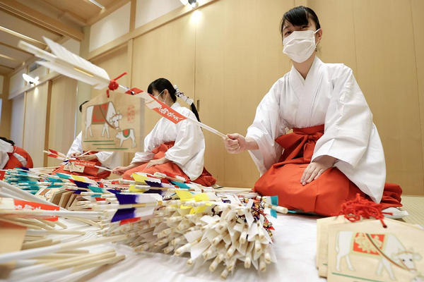 缩略图 | 日本空姐转行做临时巫女，日薪最高达1万日元