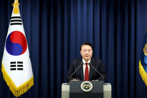缩略图 | 韩国总统深夜宣布“紧急戒严”，国会外爆发冲突！