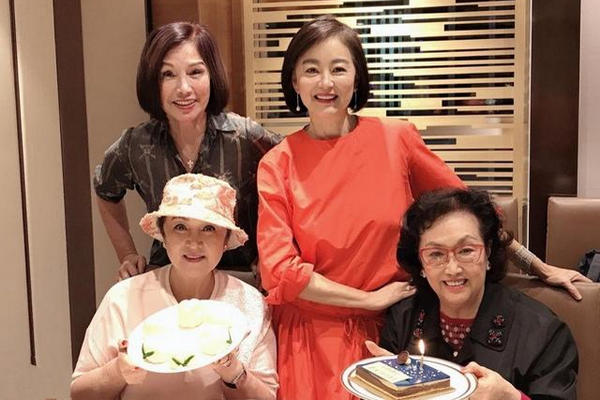 缩略图 | 林青霞为葛兰庆88岁生日，穿红裙站C位风姿犹存