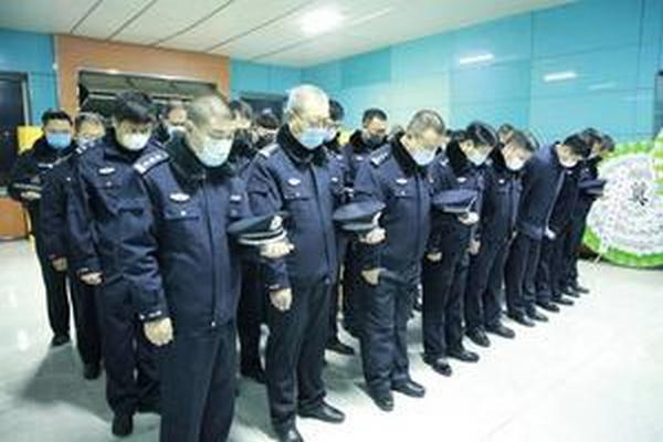 缩略图 | 致敬英雄！河南一名公安民警牺牲在疫情防控一线 妻子：他就是太累了
