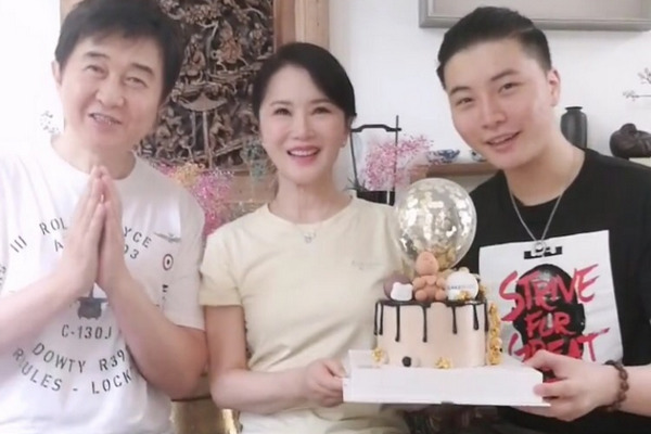 缩略图 | 付笛生一家近照罕见同框，51岁任静超冻龄，与帅气儿子似姐弟