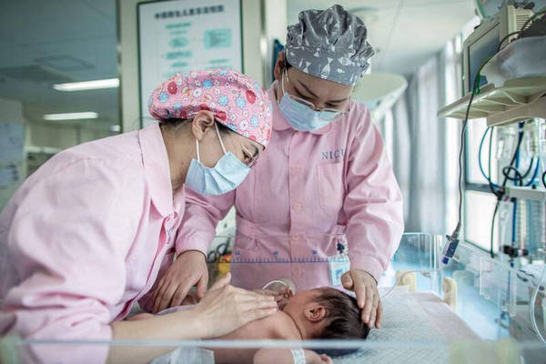 缩略图 | 17岁少女当代孕妈妈，帮50岁大叔生下双胞胎！