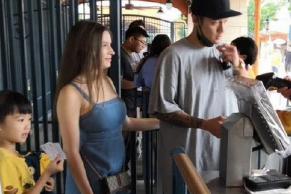 缩略图 | 新恋情？蒋劲夫与白人美女牵手同游迪士尼