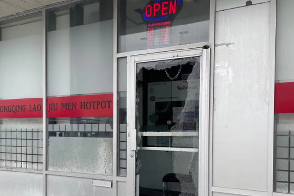 缩略图 | 加拿大华人老板刚上飞机，其火锅店就被砸！