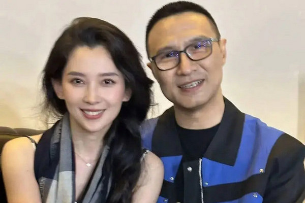 缩略图 | 汪峰晒与女友亲密合照，力破宁静绯闻！
