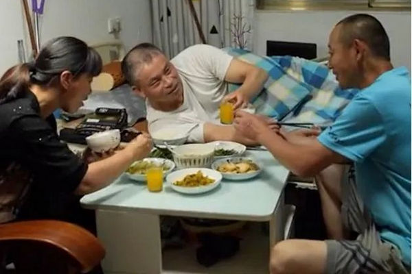 缩略图 | 女子带瘫痪前夫改嫁，照顾16年，现任丈夫视他为“兄弟”！
