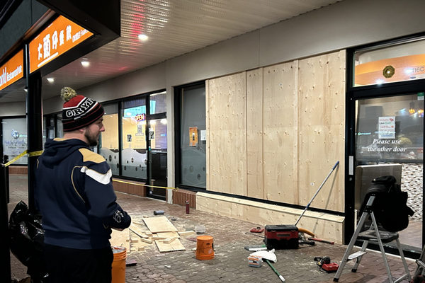 缩略图 | 加拿大95岁老妇驾越野车冲入奶茶店，店主李先生震惊了！