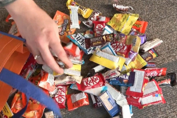 缩略图 | 万圣节"要糖惊喜"：加拿大女子捡到一枚黄金婚戒！