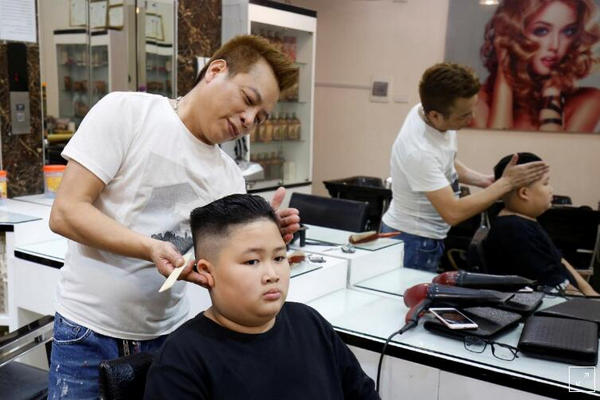 缩略图 | 越南理发店免费理“特朗普/金正恩发型”