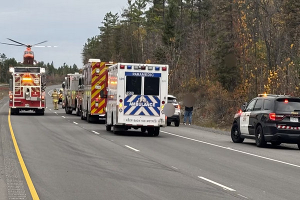 缩略图 | 【突发】417号公路发生翻车事故，一名女子重伤被空运送往医院！