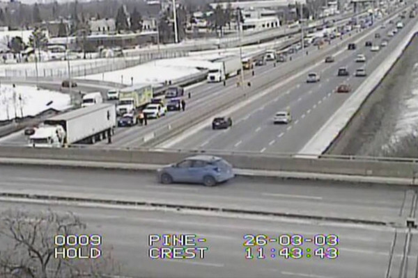 缩略图 | 【突发】司机请绕行！渥太华417号高速公路发生两车相撞，部分车道已封闭！