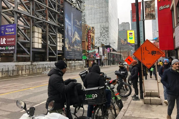 缩略图 | 多伦多大学中国留学生送外卖，送杜蕾斯发现朋友被绿！