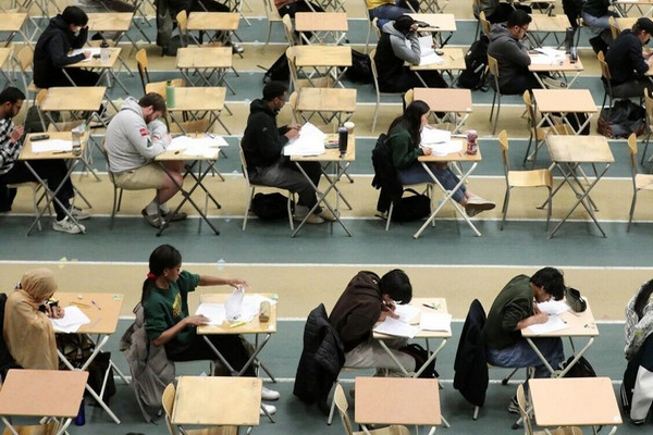 缩略图 | 近60%加拿大家长加紧为子女攒学费：担心AI导致学历贬值！