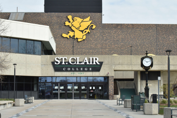 缩略图 | 一年涨价$500刀！加拿大高校"强制收费"不让退，中国留学生怒了！