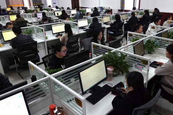 缩略图 | 工资暴跌，还要训练AI替代自己？数据标注员正在被大厂抛弃