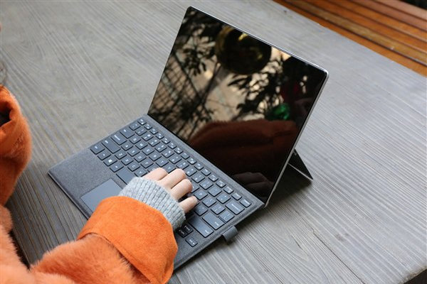 缩略图 | 两大PC巨头戴尔、惠普股价双双暴跌超10%：个人电脑业务表现不佳
