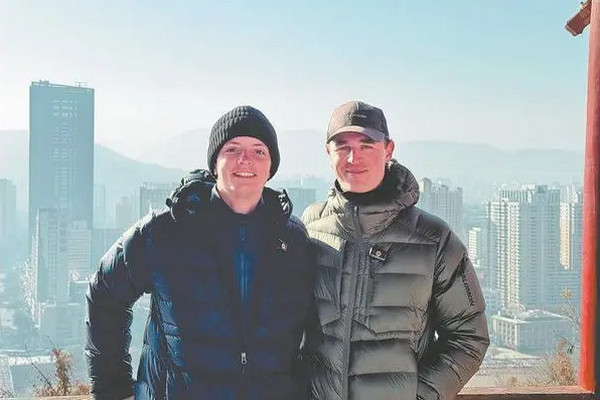 缩略图 | 耗时约500天，两个法国小伙徒步上万公里抵达上海！