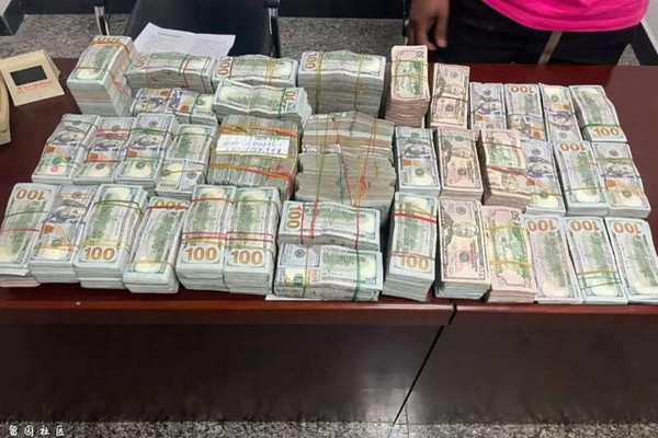缩略图 | 旅客携180万美元入境被查获，行李箱塞满成捆现金！