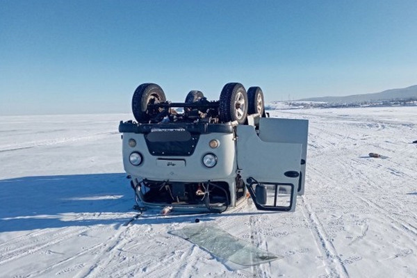 缩略图 | 旅游面包车坠入贝加尔湖，7名中国游客遇难！