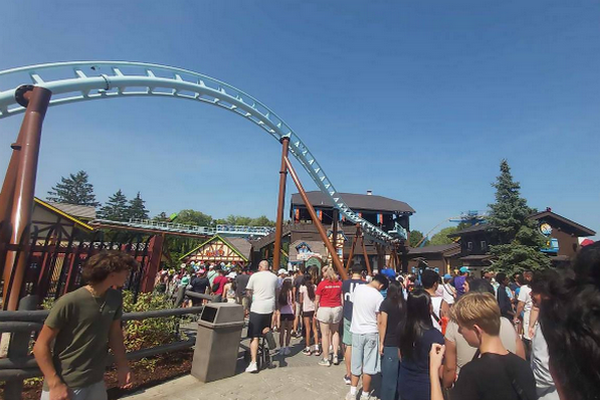 缩略图 | Wonderland奇幻乐园新项目火出圈：游客40℃暴晒+排队3小时