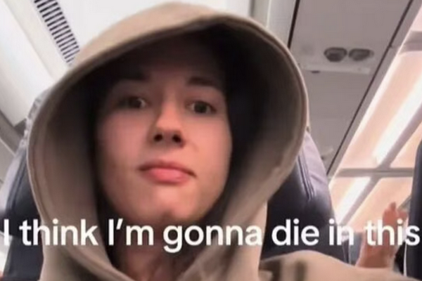 缩略图 | 飞机座椅后仰，加拿大女子被情绪失控乘客一路踢到落地！