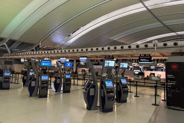 缩略图 | 撑不过6周！加拿大警告"史无前例危机"逼近，航班恐将大规模停飞！